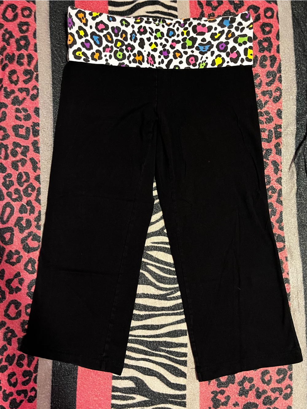 vintage Y2K No Boundaries rainbow leopard print foldover capris